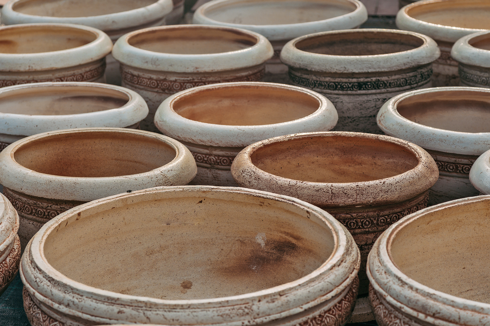 empty grouped pottery_1920x1280