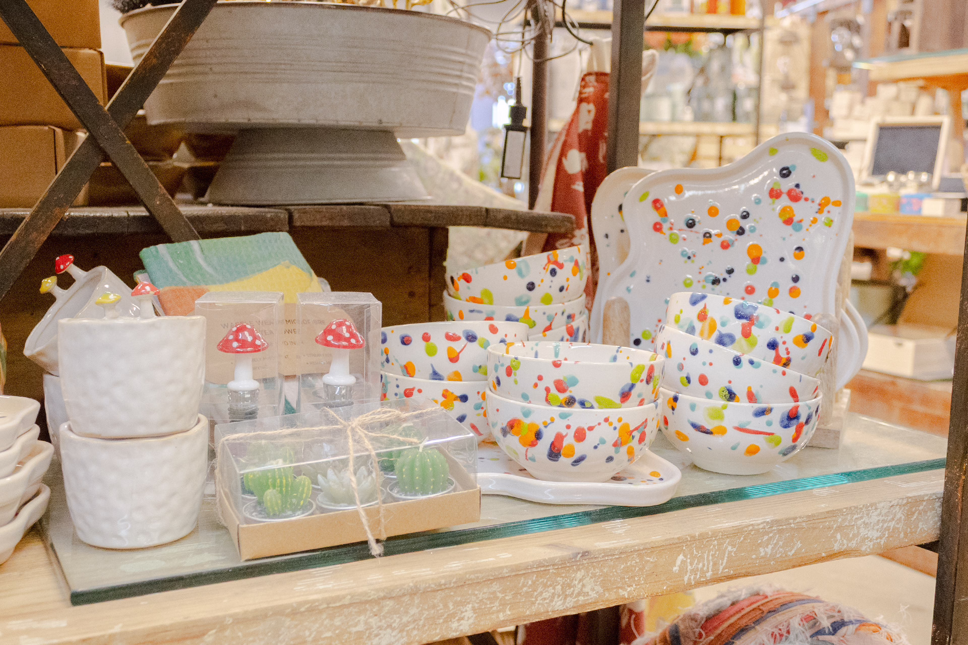 Rainbow paint splatter plates 1920×1280